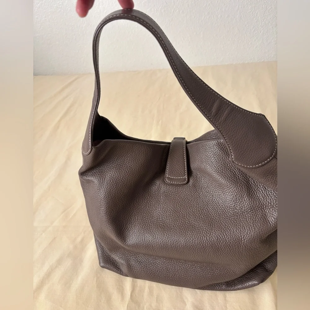 Dooney & Bourke chic hobo